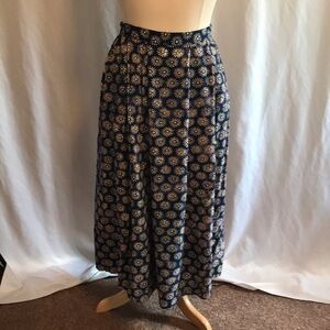 🧨SALE 3/$25‼️
🤟🏽Endeavor Trading Long Hobo Style Skirt 🙏🏻